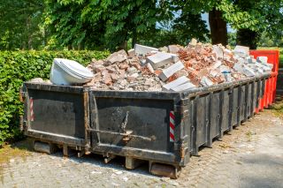 Container mit Bauschutt und Keramik