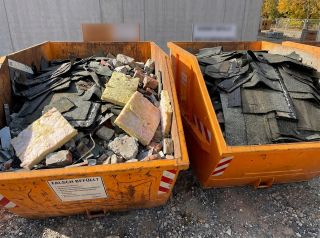 Vergleich falsch und richtig befüllter Container bei Dachpappe-Entsorgung
