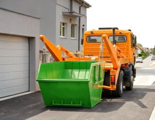 Containerdienst in der Nähe Garageneinfahrt